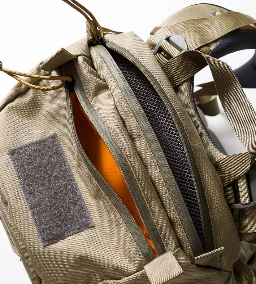 上部にも複数のジップポケットが