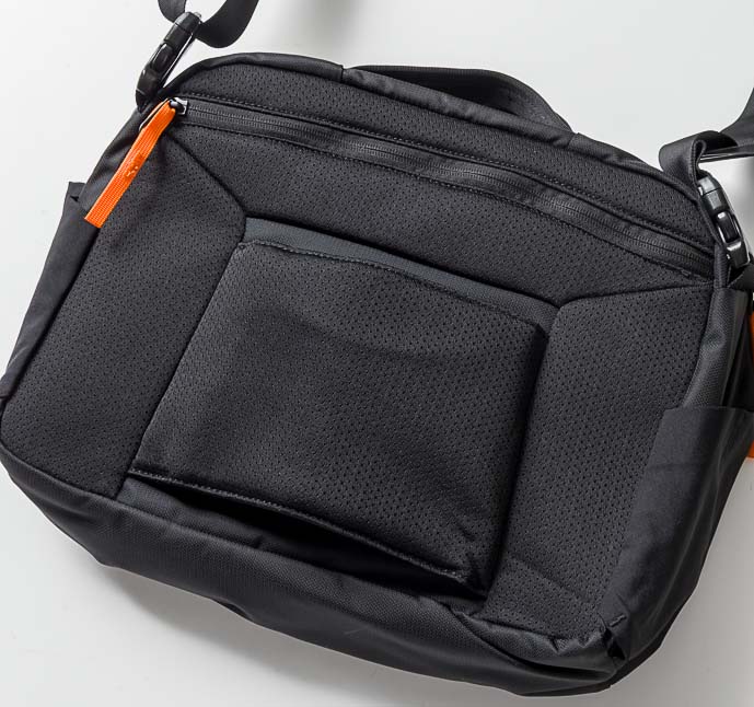 背面にもジップポケットとトロリー用スリーブを完備