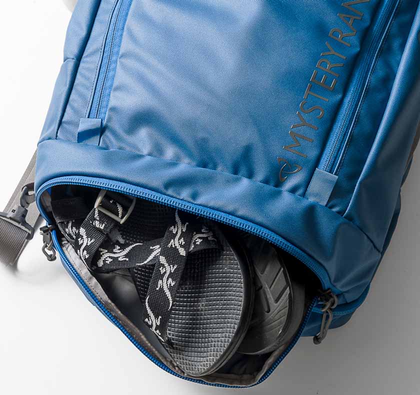 ボトム部分にはシューズも格納できる