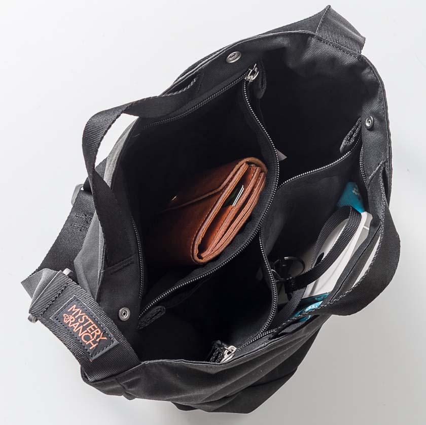 内部の両面には深さの異なるポケットを配置