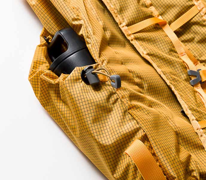 サイドポケットにはドローコード付き