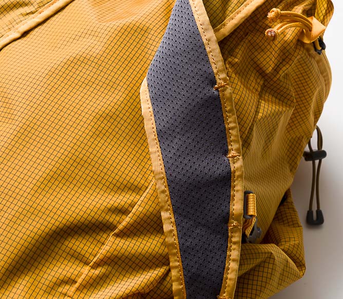 ハーネスには薄手のパッドとメッシュ裏地が