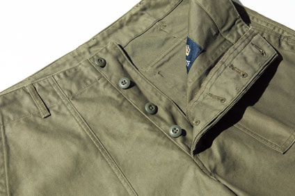 主張が抑えられた同色のオリーブボタン