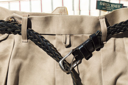 ベルトのバックルピンを通すためのループ付き