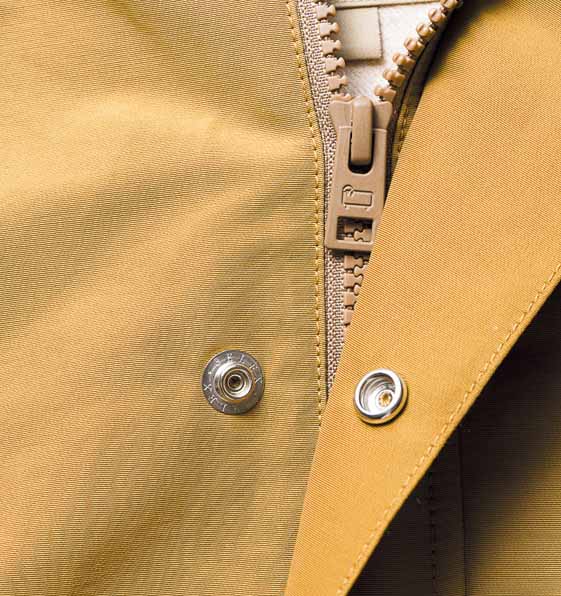 比翼の内側にボタンを隠してスッキリとした風貌に