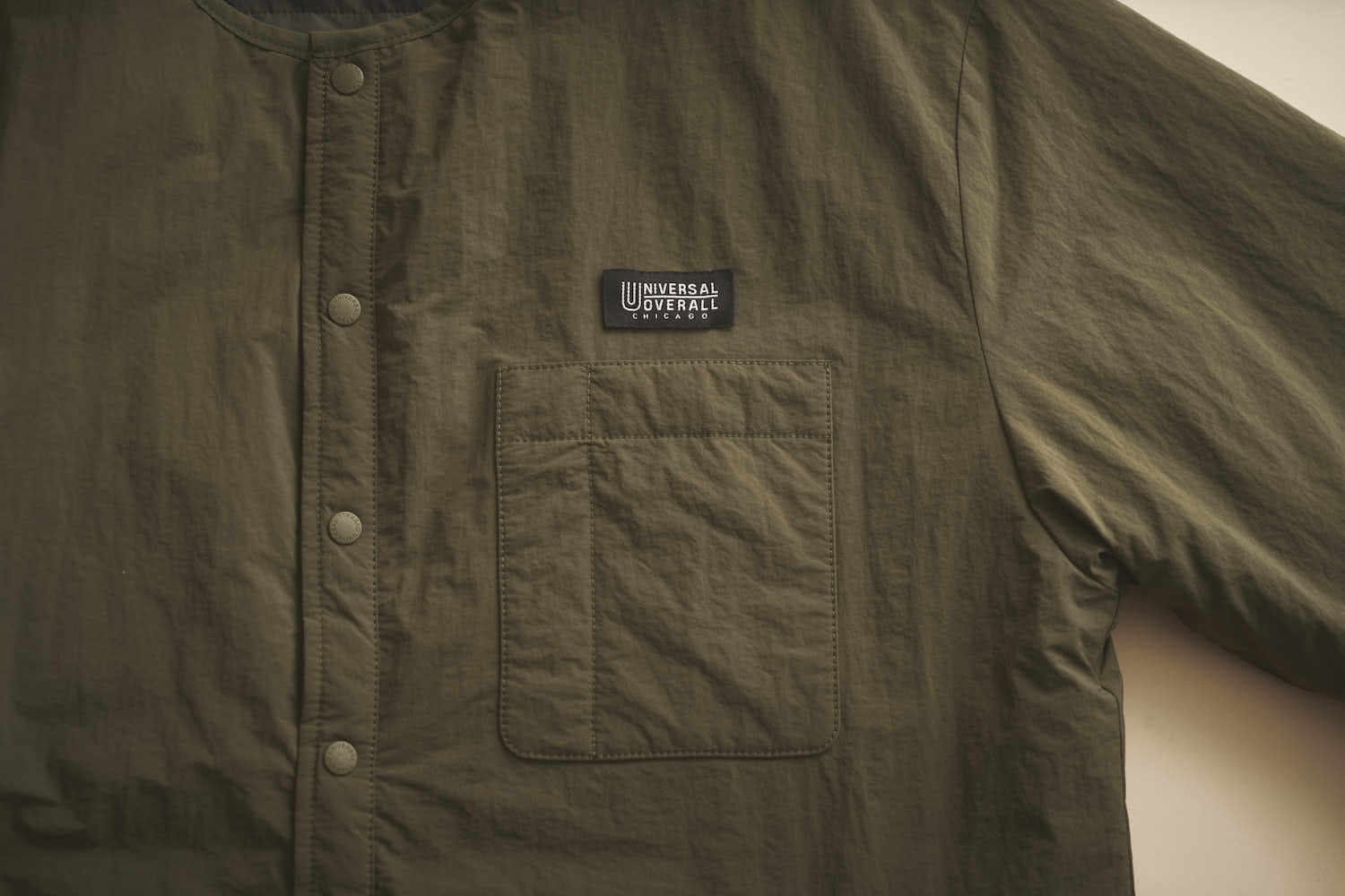 胸の黒タグとポケット