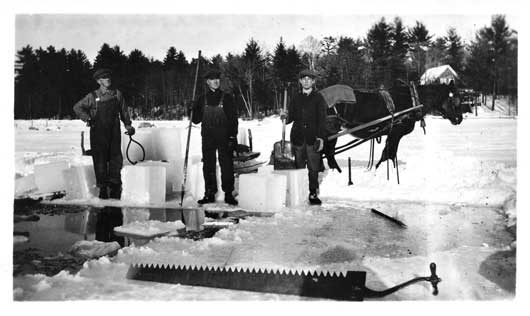 アメリカ・メーン州での氷の切り出しの様子