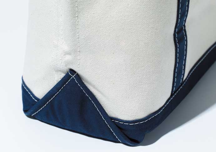 重い荷物でもビクともしない底面の三角マチ