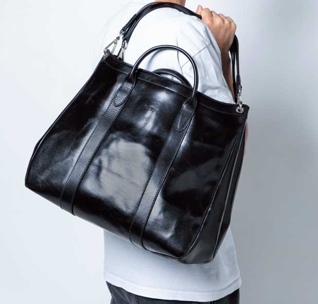 “男持ち”した際に身体に沿ってたわむのがダニボブの醍醐味