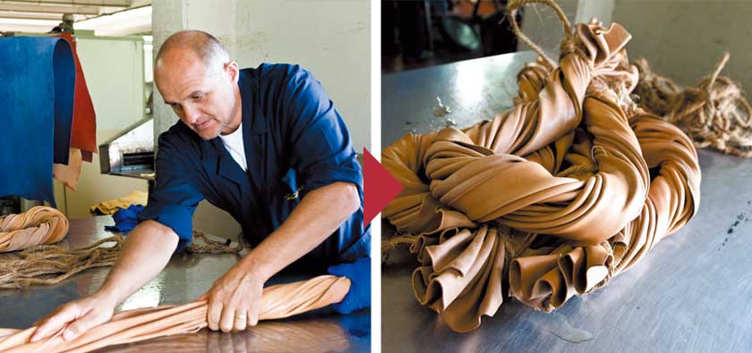 手絞りでシワ付けすることで独特のシワ感が生まれる