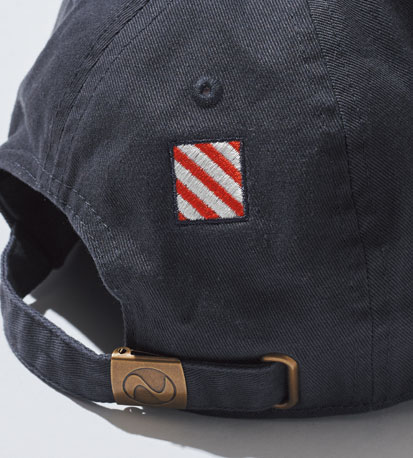 背面の刺繍は工場内の標識がモチーフ