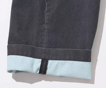 生成り経糸×サックス緯糸のチノがベース