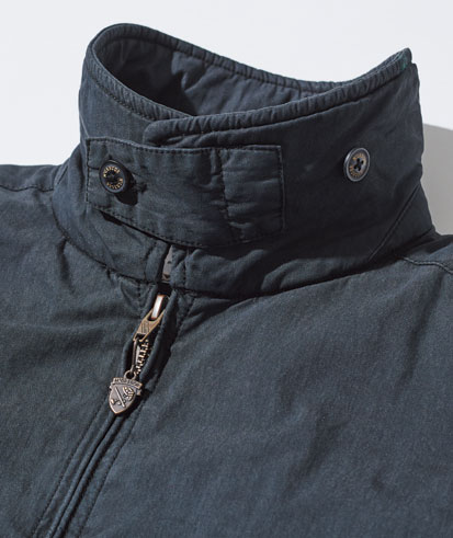 衿を立てて留めれば防寒性アップ