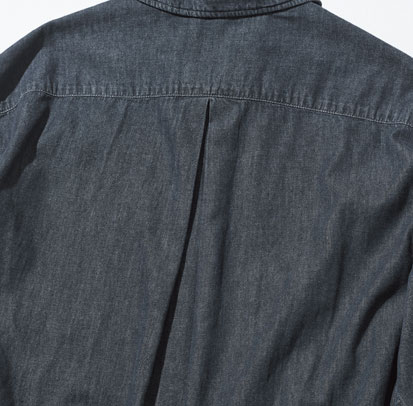 バックの深いタックがゆとりを設ける