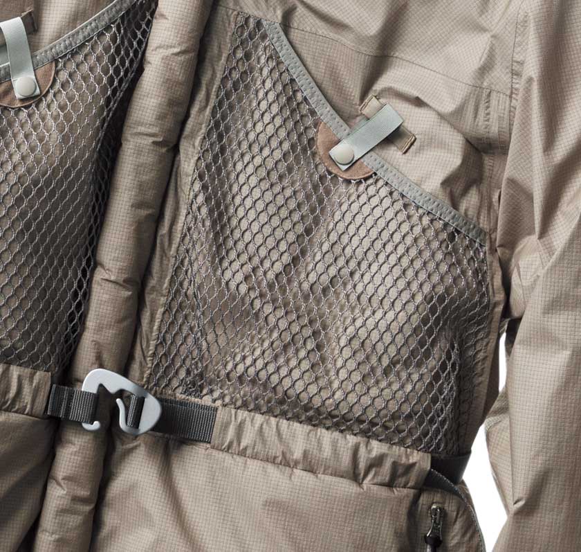 フツーは裏側に配されるメッシュポケットをあえて正面に