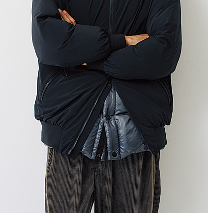 ダブルジップを上げればダウン面とのレイヤードが完成