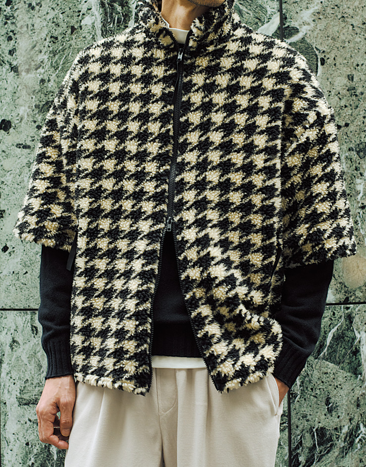 フロントは上下開閉のWジップ裾にはドローコードも内蔵