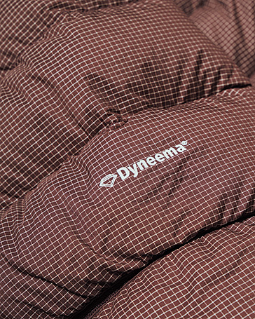 強靭なダイニーマを採用薄手＆軽量でも破れにくい