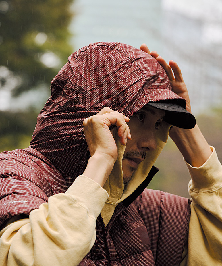 衿に収納されたフードで急な雨降りにも慌てない