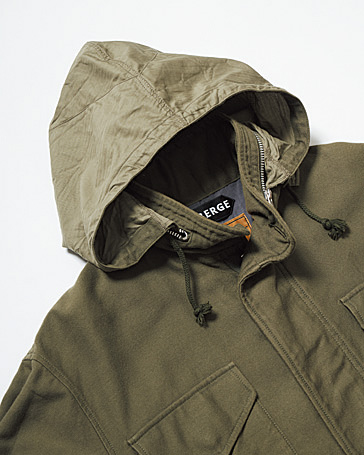 衿の中に格納されたフードを出してもOK