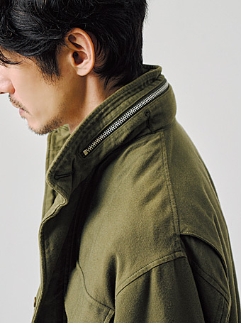 エポーレットがないのも汎用性を高めるポイント