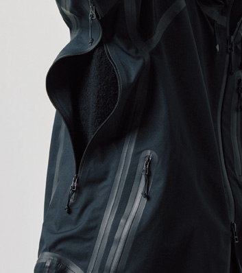 ムレ対策として脇下には当然ベンチレーションが