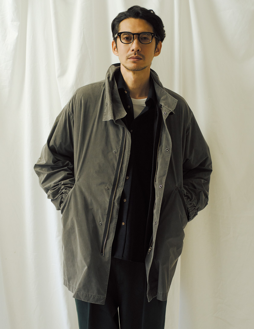 土臭いフィールドコートをシックなグレーで都会顔に