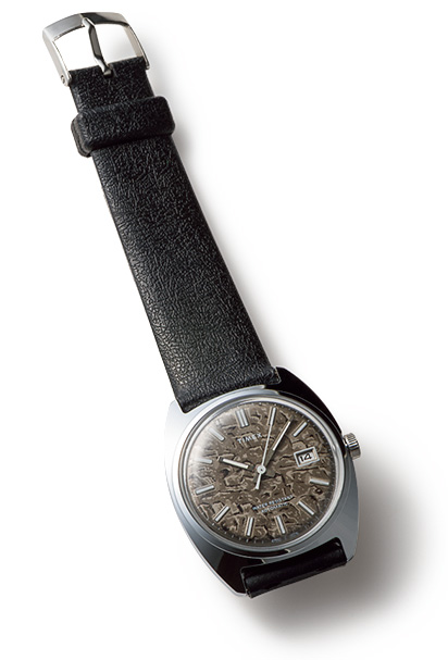 クッションシェイプ＆柄文字盤に70’sが薫るお仲間