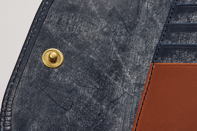 バイカラーになってもブライドル革は健在