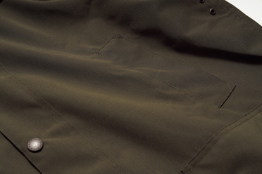 撥水加工を施したナイロン素材で軽快