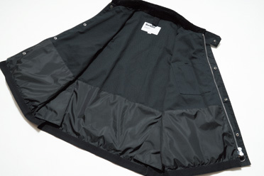 裏地は伝統のチェックからブラックへとミニマル化