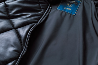 裏地はポリエステルで重ね着時の滑りがよし