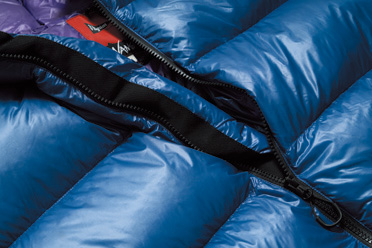 ジッパー裏までダウンを封入して冷気対策を徹底