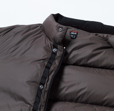 レイヤード力を高める衿の高さも絶妙