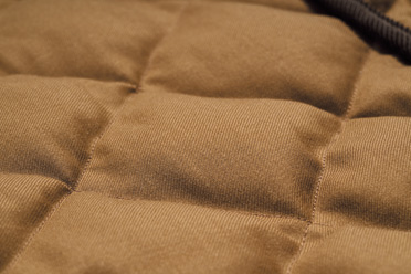 スーツ向きの上質生地がビズに合わないわけなし