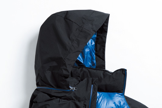 フードはスタンド衿の中に収納可能