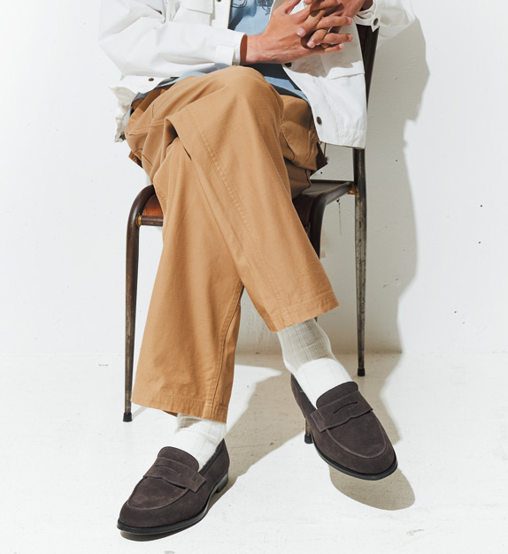 ブラウンな足元にホワイトを一点差し