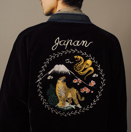 背面でガツンと主張する熟練職人の刺繍