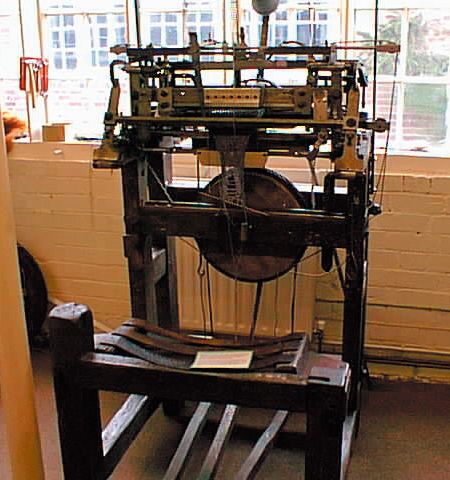 編み機の開発と普及が進む