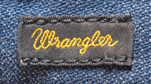 ラングラーのブロークンデニムを採用