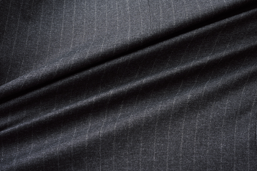 ユニバーサル ランゲージネイビーレーベルの伸びるスーツ