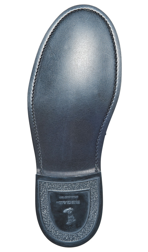 アウトソールは薄めでレザー見えするものを採用