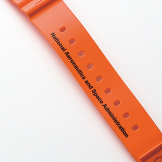 ストラップを見ればNASAの正式名称もわかります