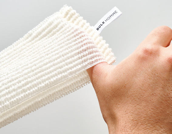 両端の指ポケットを使えば背中洗いもラ～クラク