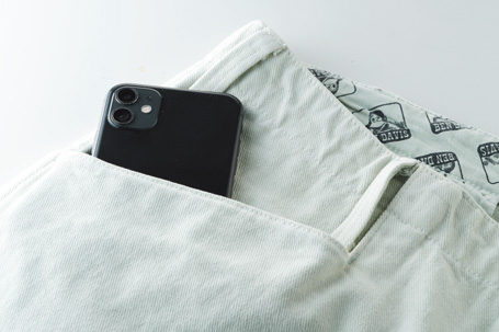コインポケットを廃しスマホの出し入れが容易に