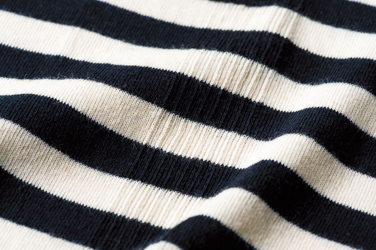 伝家の宝刀パネルリブによって着心地楽チン＆ニュアンスばっちり