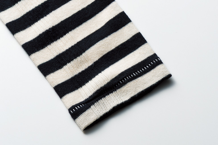 ランダムな表情の袖をまつるステッチがさりげないアクセントに