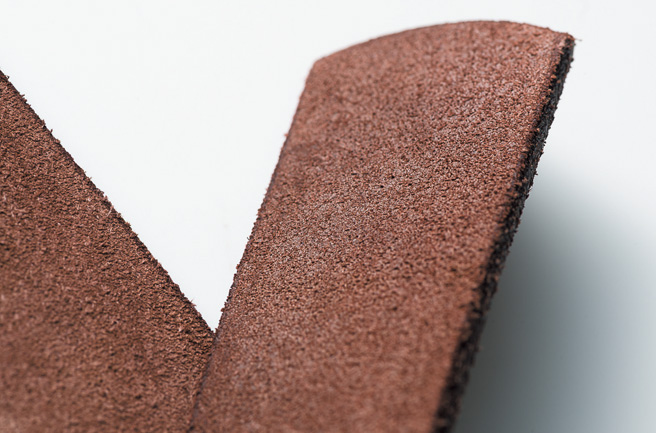 肉厚な一枚革 × 切りっぱなしによるニュアンスが最高