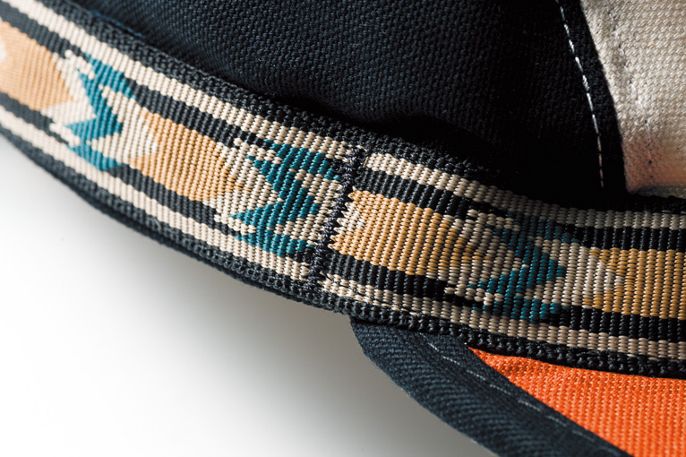 2.2トンの荷重に耐えうるウェビングベルトも米国メーカー製