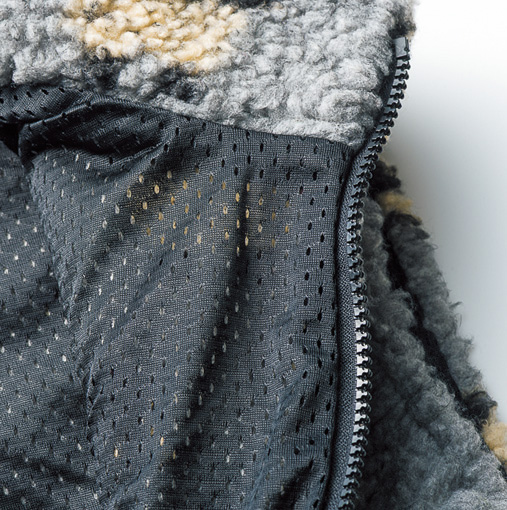 メッシュ裏地により脱ぎ着しやすい＆蒸れにくいのもGOOD